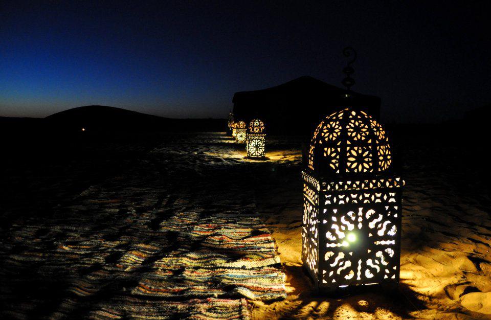 Nuit romantique en plein cœur du désert marocain.