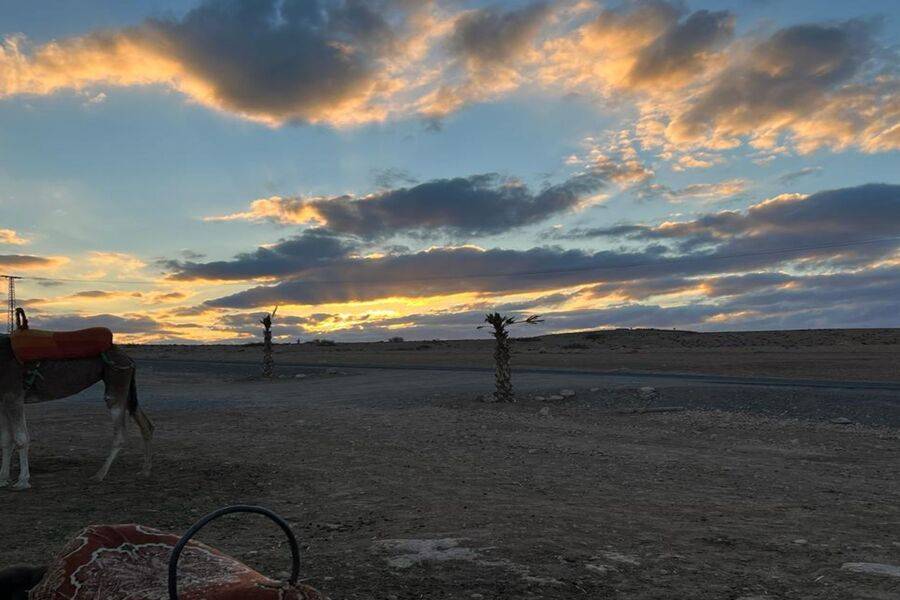 Dîner au coucher du soleil dans le désert d'Agafay
